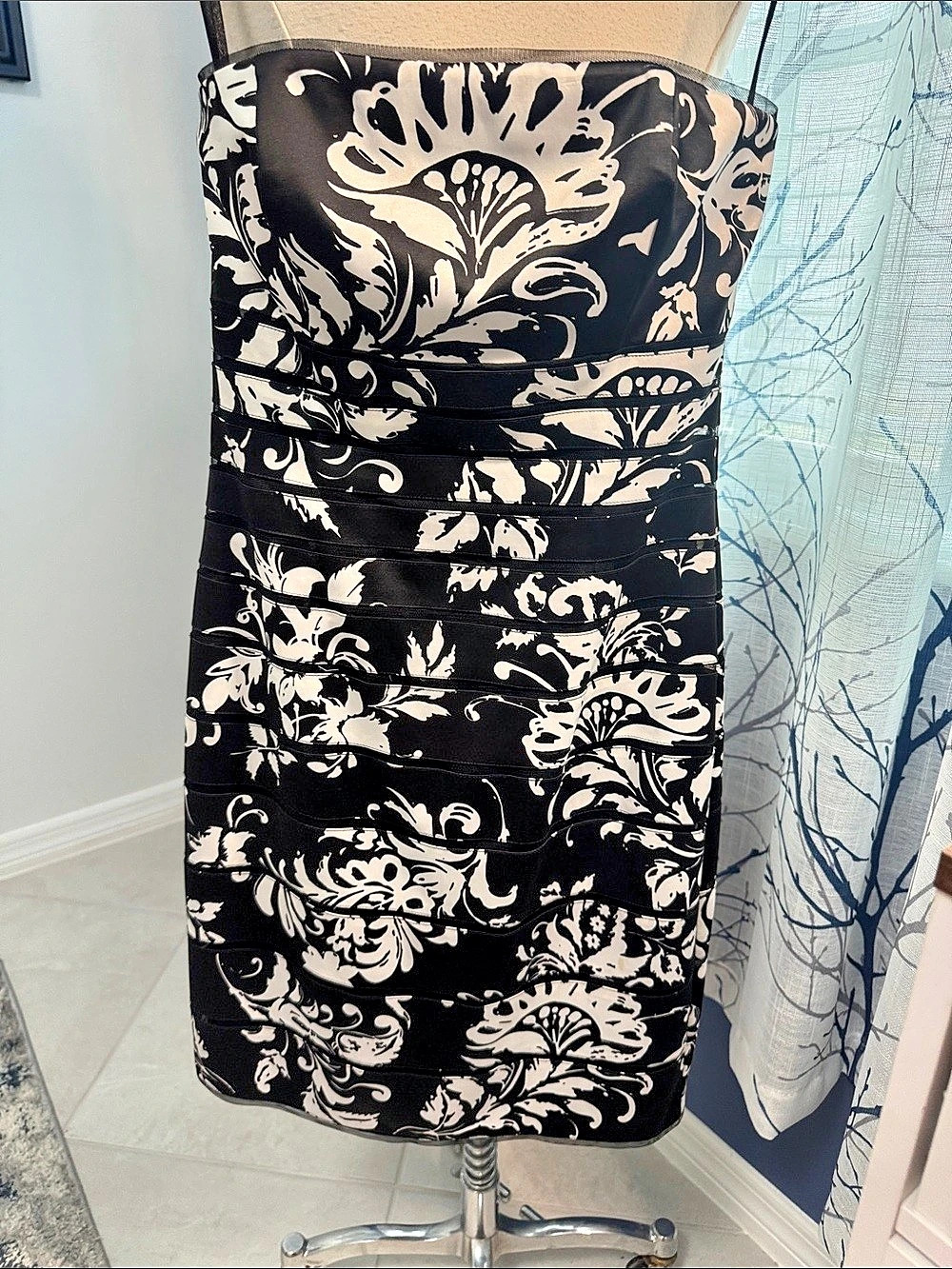 White House Black Market Floral Mini dress Black & White Size 0 Like New